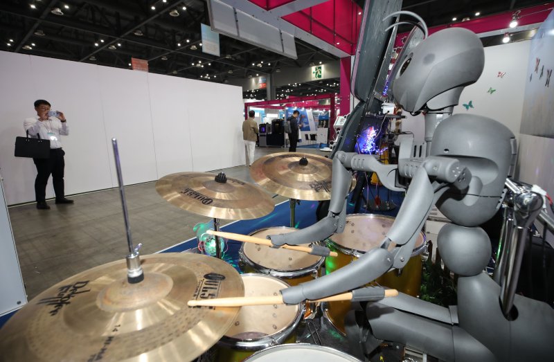 11일 경기 고양 킨텍스에서 열린 '2023 로보월드'에서 베짱이 로봇이 드럼을 연주하고 있다. 뉴시스