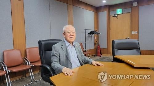 연합뉴스와 인터뷰 중인 박재갑 전 국립암센터 원장 [촬영 이건희]