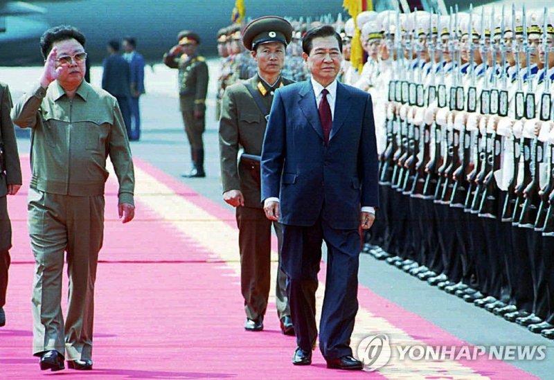남북정상회담-사열받는 김대중과 김정일 (출처=연합뉴스)