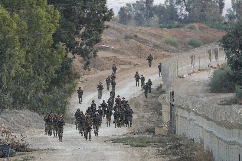 이스라엘 비에리 키부츠 인근에서 이스라엘 군인들이 이동하고 있는 모습. 사진=뉴시스