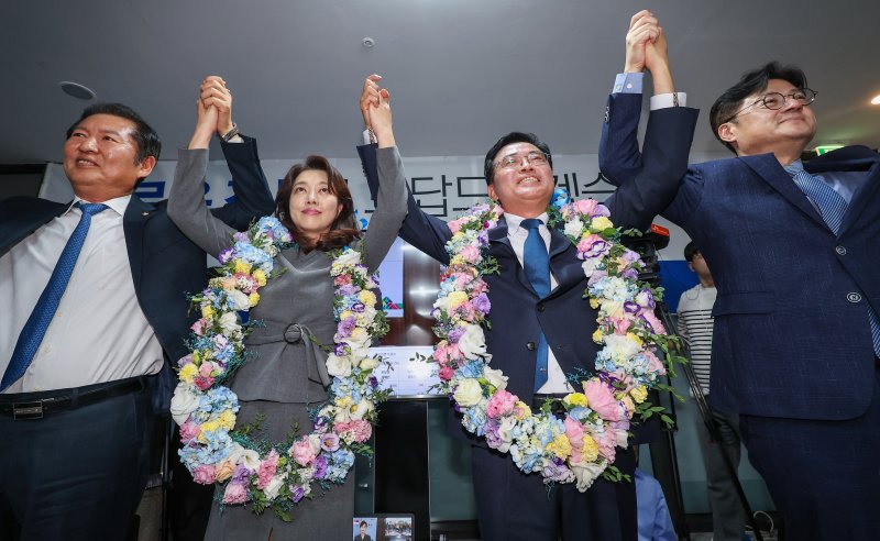 더불어민주당 진교훈 강서구청장 보궐선거 후보가 11일 오후 강서구 마곡동 캠프사무실에서 당선이 확실시 되자 꽃목걸이를 걸고 기뻐하고 있다. 왼쪽부터 더불어민주당 정청래 의원, 진 후보 배우자 박은지씨, 홍익표 원내대표. (공동취재) 2023.10.12/뉴스1 ⓒ News1 김진환 기자