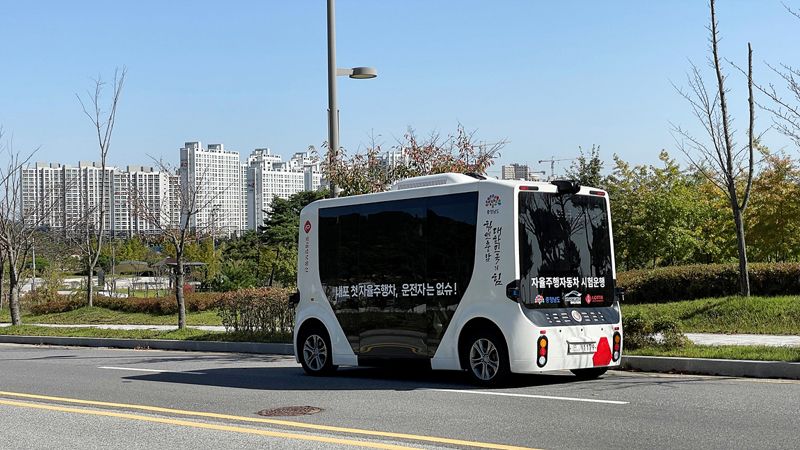 롯데정보통신의 자율주행 서틀이 충남 홍성 내포신도시 홍예공원에서 시범운행하고 있다. 롯데정보통신 제공