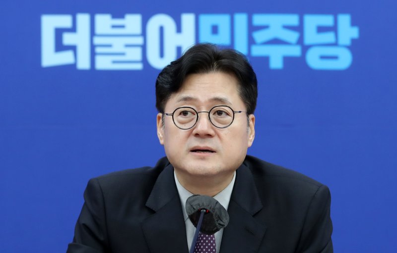 홍익표 더불어민주당 원내대표가 12일 오전 국회에서 열린 국정감사대책회의에 참석해 발언하고 있다. 뉴시스