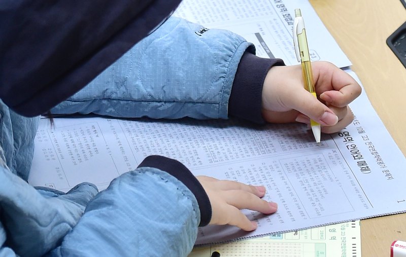 전국연합학력평가가 실시된 12일 오전 대구 수성구 정화여자고등학교에서 고3 학생이 시험 문제를 풀고 있다. 뉴시스