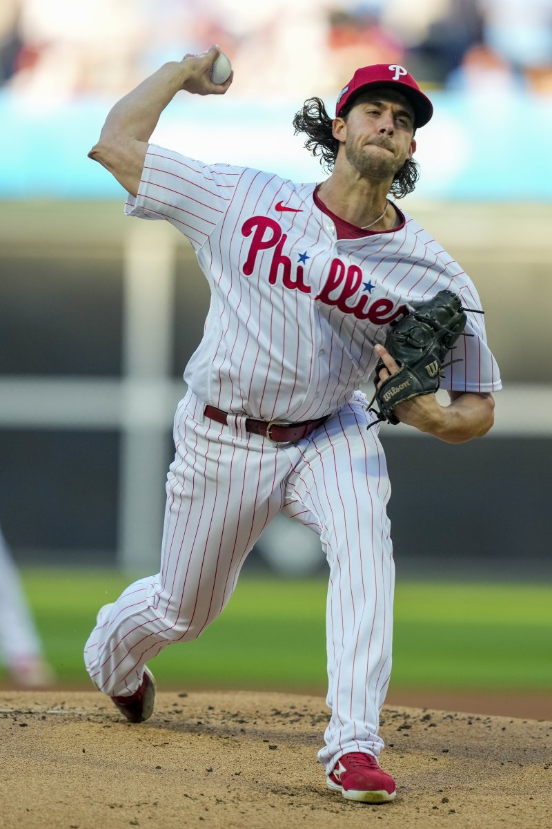 [필라델피아=AP/뉴시스] 애런 놀라(필라델피아 필리스)는 12일(한국시간) 미국 펜실베이니아주 필라델피아의 시티즌스 뱅크 파크에서 열린 애틀랜타 브레이브스와의 내셔널리그 디비전시리즈(5전 3선승제) 3차전에 선발등판, 5⅔이닝 2실점 호투로 승리투수가 됐다.