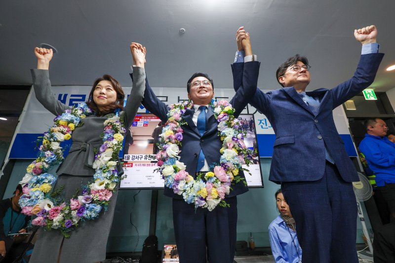 [서울=뉴시스] 김선웅 기자 = 강서구청장 보궐선거 당선이 확실시 된 진교훈 더불어민주당 후보가 11일 서울 강서구 소재 선거캠프에서 승리를 기뻐하고 있다.<div id='ad_body3' class='mbad_bottom' ></div> (공동취재사진) 2023.10.12. photo@newsis.com /사진=뉴시스