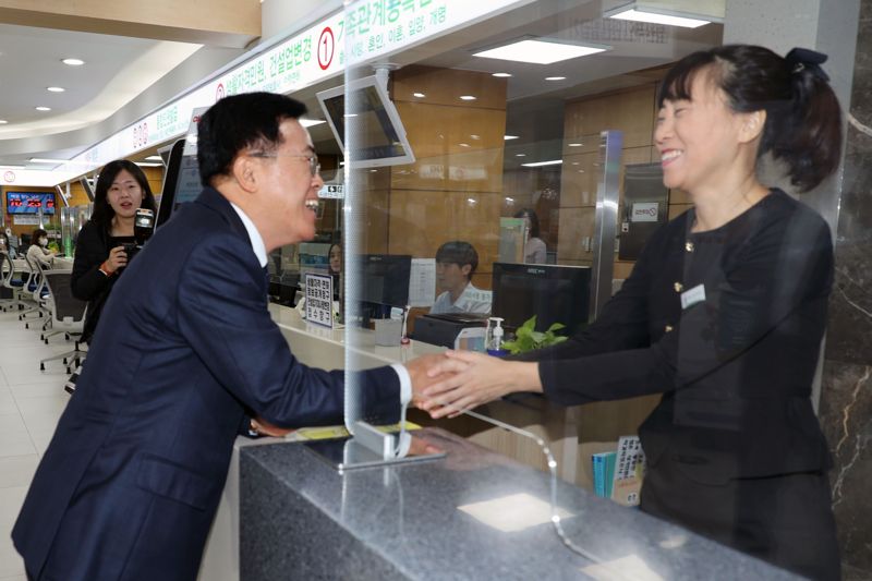 활짝 웃는 진교훈 신임 강서구청장"5개월간 구정 공백,서둘러 정상화 하겠다"[fn영상]