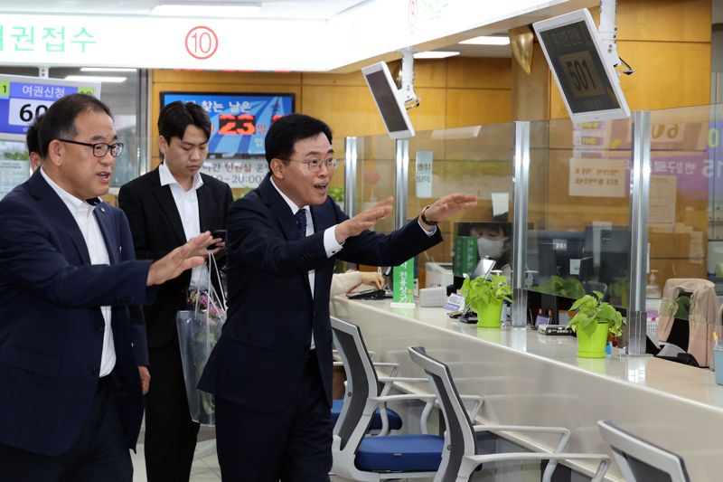 활짝 웃는 진교훈 신임 강서구청장"5개월간 구정 공백,서둘러 정상화 하겠다"[fn영상]