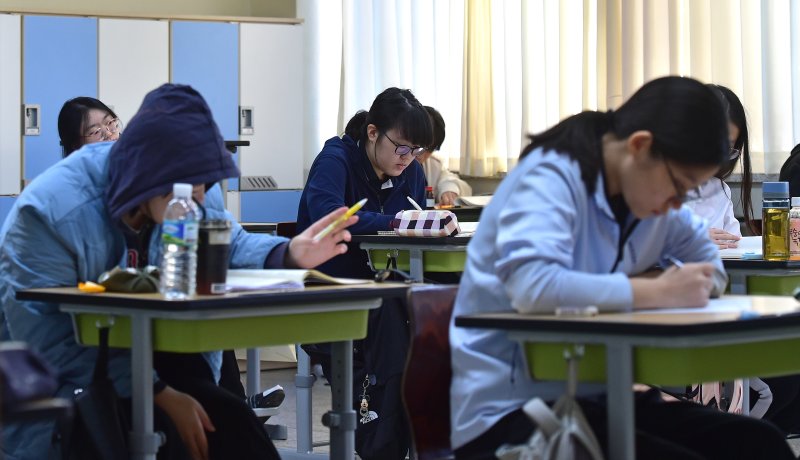 전국연합학력평가가 실시된 12일 오전 대구 수성구 정화여자고등학교에서 고3 학생들이 시험 시작 전 공부를 하고 있다. 뉴시스