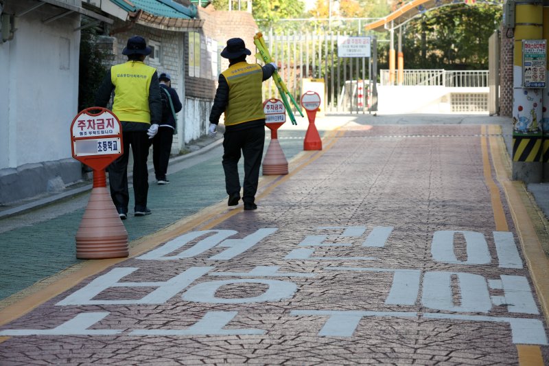 서울 시내의 한 초등학교 앞에 주차금지 안내물이 설치돼 있다. 뉴스1