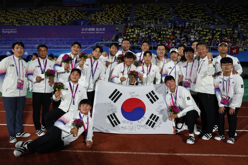 최윤 선수단장(대한럭비협회장)이 26일 중국 항저우사범대 창첸캠퍼스 경기장에서 열린 2022 항저우 아시안게임 7인제 럭비 결승에서 은메달을 획득한 럭비 대표팀과 기념 촬영을 하고 있다. 한국은 2006년 도하 대회 이후 17년 만에 아시안게임 결승에 올랐으나 홍콩에 7-14로 져 은메달을 차지했다. 2023.9.26/뉴스1 ⓒ News1 유승관 기자