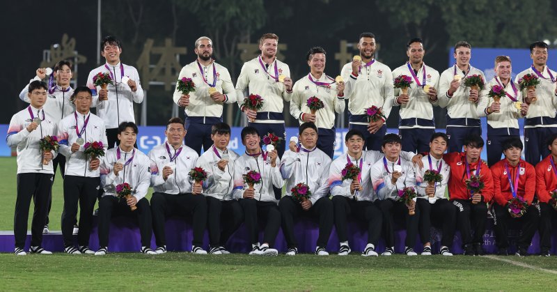 럭비 대표팀 선수들이 26일 중국 항저우사범대 창첸캠퍼스 경기장에서 열린 2022 항저우 아시안게임 7인제 럭비 시상식에서 은메달을 들고 홍콩(금메달), 일본(동메달) 선수들과 기념 촬영을 하고 있다. 한국은 2006년 도하 대회 이후 17년 만에 아시안게임 결승에 올랐으나 홍콩에 7-14로 져 은메달을 차지했다. 2023.9.26/뉴스1 ⓒ News1 유승관 기자