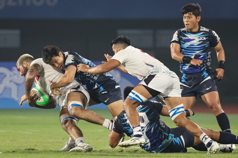 김현수가 26일 중국 항저우사범대 창첸캠퍼스 경기장에서 열린 2022 항저우 아시안게임 7인제 럭비 결승 홍콩과의 경기에서 태클을 하고 있다. 한국은 2006년 도하 대회 이후 17년 만에 아시안게임 결승에 올랐으나 홍콩에 7-14로 져 은메달을 차지했다. 2023.9.26/뉴스1 ⓒ News1 유승관 기자