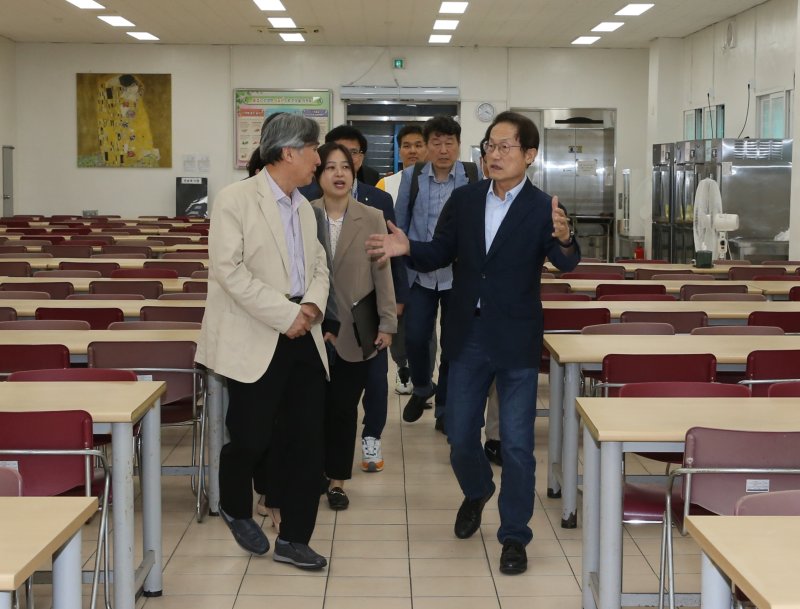 [서울=뉴시스] 조희연 서울시교육감이 지난 6일 오후 서울 양천구 강서고등학교와 영도중학교 공동조리 급식실을 살펴보고 있다.(사진=서울시교육청 제공) 2023.10.06. photo@newsis.com *재판매 및 DB 금지