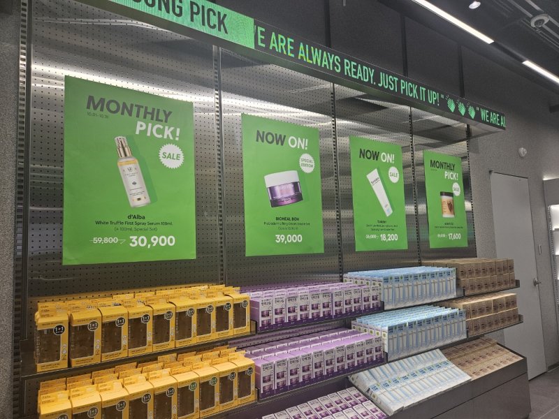 영어 안내문이 있는 올리브영 명동점 모습.ⓒ 뉴스1/문혜원 기자