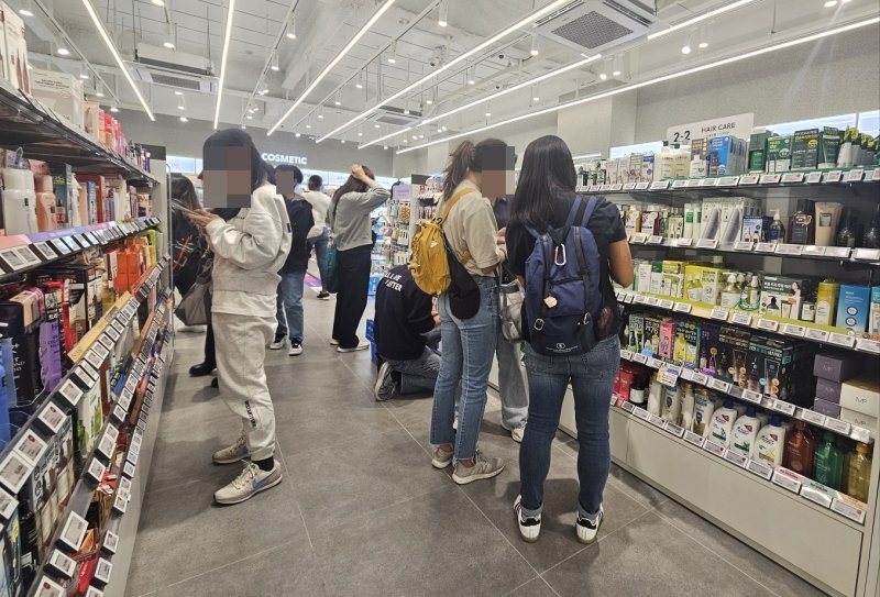 11일 오후 올리브영 명동점에서 방문객이 제품을 구경하고 있다.ⓒ 뉴스1/문혜원 기자