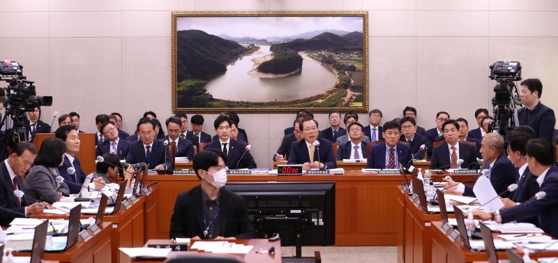 조승환 해양수산부 장관이 12일 국회에서 열린 해양수산부 등 국정감사에 참석해 답변하고 있다. 뉴시스