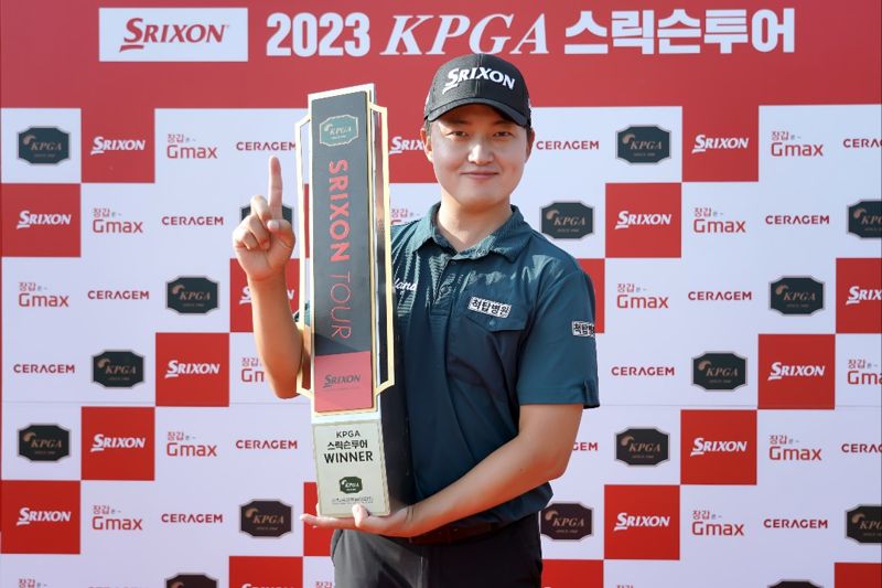 2023시즌 KPGA 스릭슨투어 최종전에서 프로 데뷔 첫승을 차지한 김근태는 "선수들을 위해 아낌없는 지원을 보내주시는 던롭스포츠코리아 임직원 여러분께 진심으로 고마움을 전한다"고 말했다.