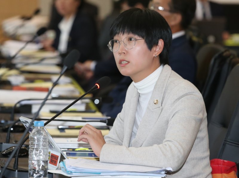 장혜영 정의당 의원이 12일 오후 정부대전청사에서 열린 국회 기획재정위의 관세청, 통계청, 조달청에 대한 국정감사에서 질의하고 있다. 2023.10.12/뉴스1 ⓒ News1 김기태 기자