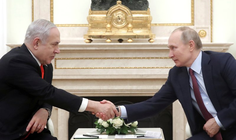 지난 2020년 1월 30일 러시아 모스크바를 방문한 베냐민 네타냐후 이스라엘 총리(왼쪽)가 블라디미르 푸틴 러시아 대통령과 악수하고 있다.AP뉴시스