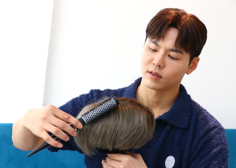 [서울=뉴시스] 최진석 기자 = 크리에이터 '최윅'이 18일 서울 동작구 라이킹스페이스에서 뉴시스와 인터뷰하며 포즈를 취하고 있다. 2023.09.XX. myjs@newsis.com