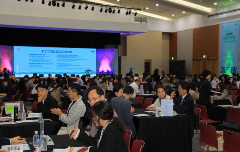지난 12일 개막한 제3회 부산국제트래블마트 B2B 상담회에서 해외 바이어사와 국내 판매사 관계자들이 회의를 하고 있다. 부산시 제공