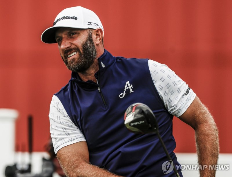 더스틴 존슨 Dustin Johnson of the US watches his tee shot on the second hole during the third round of the 2023 LIV Golf League tournament at Rich Harvest Farms in Sugar Grove, Illinois, on Sunday, September 24, 2023. Tournament play runs from September 22nd through the 24th. Photo by Tannen Maury/UPI