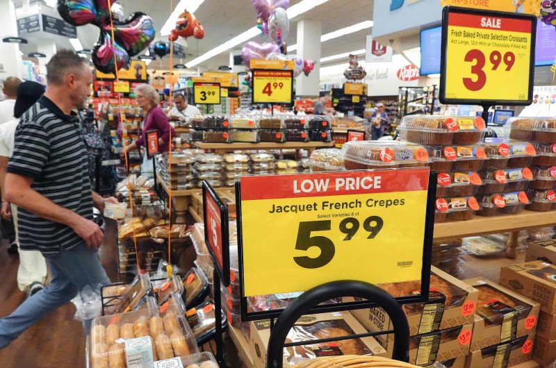 뉴욕증시가 14일(현지시간) 미국의 10월 소비자물가지수(CPI) 상승률 둔화세에 따른 금리인상 종식 기대감 속에 큰 폭으로 뛰었다. 사진은 12일 캘리포니아주 로스앤젤레스(LA)의 한 대형 슈퍼마켓. AFP연합