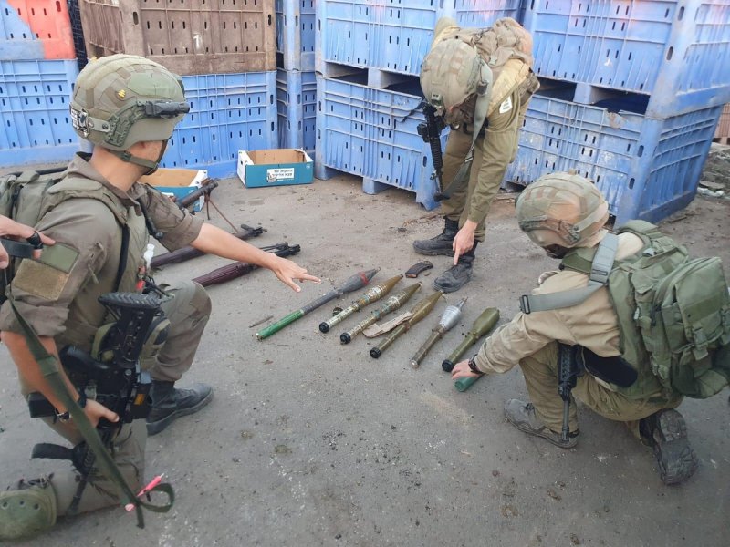 이스라엘군(IDF)은 하마스로부터 압수한 무기들을 지난 11일 홈페이지에 공개했다. 왼쪽 장병이 손가락으로 가리키는 무기는 북한제 F-7 로켓추진유탄(RPG) 발사기로 추정된다. 사진=연합뉴스