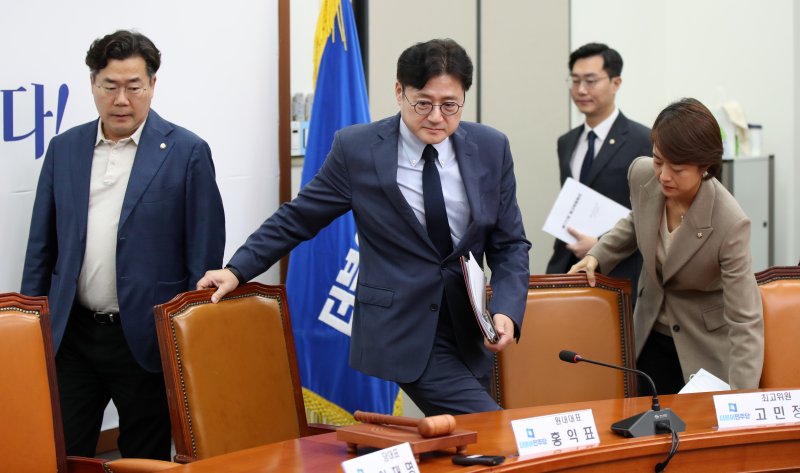 [서울=뉴시스] 고범준 기자 = 홍익표 더불어민주당 원내대표 등 최고위원들이 13일 오전 서울 여의도 국회에서 열린 최고위원회의에 참석하고 있다. 2023.10.13. bjko@newsis.com