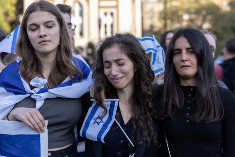 이스라엘과 팔레스타인 전쟁이 계속되고 있는 가운데 12일(현지시간) 미국 뉴욕 컬럼비아대학에서 친이스라엘 성향의 학생들이 이스라엘을 지지하는 시위에 참가해 울먹이고 있다.<div id='ad_body3' class='mbad_bottom' ></div> /사진=로이터뉴스1