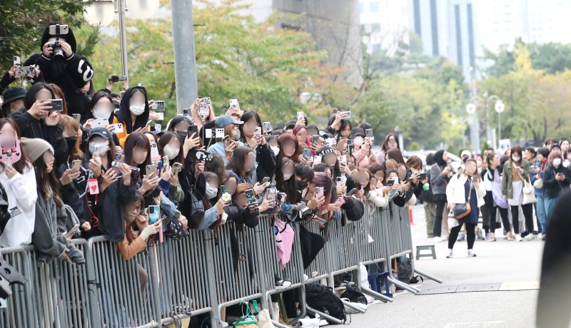 3일 오전 서울 여의도 KBS 신관에서 진행된 '뮤직뱅크' 녹화장 앞에는 K-POP 가수들을 보기 위한 팬들로 인산인해를 이루고 있다. ⓒ News1 권현진 기자