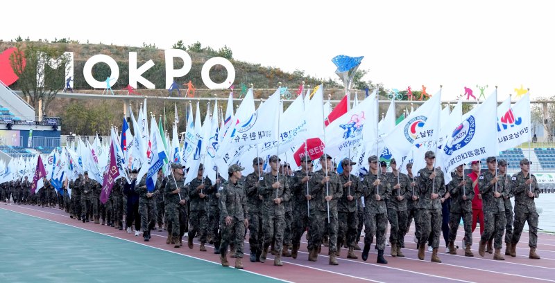 [목포=뉴시스] 이창우 기자='제104회 전국체육대회' 개막을 하루 앞둔 12일 오후 전남 목포시 목포종합경기장에서 기수단들이 개회식 최종 리허설을 진행하고 있다. (사진=전남도 제공) 2023.10.12. photo@newsis.com *재판매 및 DB 금지