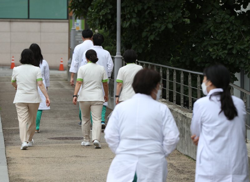 서울의 한 병원에서 의료진이 분주히 움직이고 있다. /사진=뉴스1