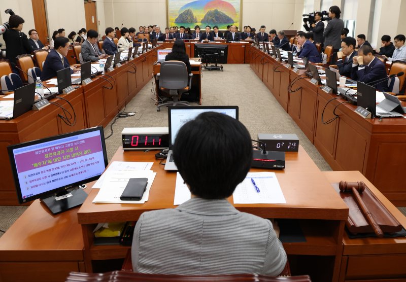 '정율성 공원·백선엽 논란'…정무위 국감서 이념 공방