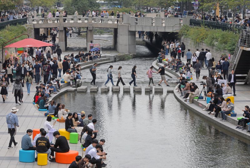 [서울=뉴시스] 김금보 기자 = 13일 서울 중구 청계천에 마련된 '책읽는 맑은냇가' 서울야외도서관을 찾은 시민들이 독서하며 휴식하고 있다. 서울도서관은 오는 15일까지 청계천 청계광장~모전교~광통교 구간에 책바구니를 비치하고 독서 구역으로 구성해 야외도서관으로 운영한다. 2023.10.13. kgb@newsis.com