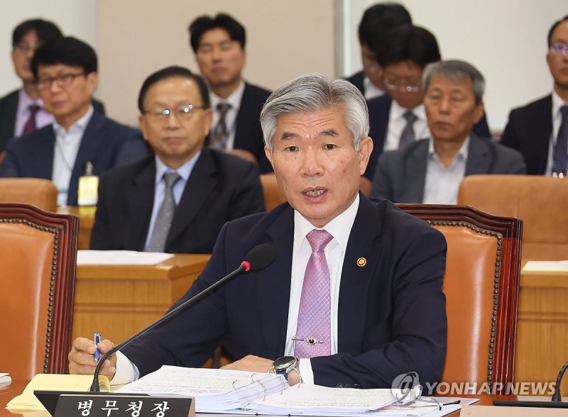 (서울=연합뉴스) 이기식 병무청장이 10월 13일 국회 국방위원회에서 열린 5·18민주화운동 진상규명조사위원회와 병무청에 대한 국정감사에서 의원질의에 답변하고 있다.