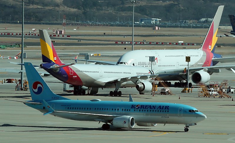 인천국제공항 전망대에서 바라본 계류장에서 대한항공 항공기가 아시아나항공 항공기 앞을 지나고 있다. 2023.2.19/뉴스1 ⓒ News1 박정호 기자
