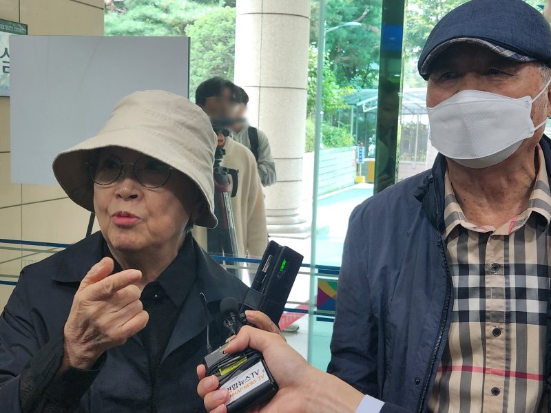 박수홍 모친 지모씨(왼쪽), 부친 박모씨가 기자들의 질문에 답변을 하고 있다. 뉴스1