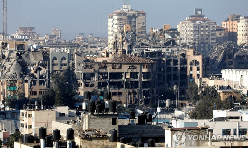 곳곳이 폐허가 된 가자시티 Destroyed and damaged buildings of the Islamic University are seen in the aftermath of Israeli strikes amid the ongoing conflict between Israel and the Palestinian Islamist group Hamas in Gaza, October 13, 2023. REUTERS/Saleh Salem