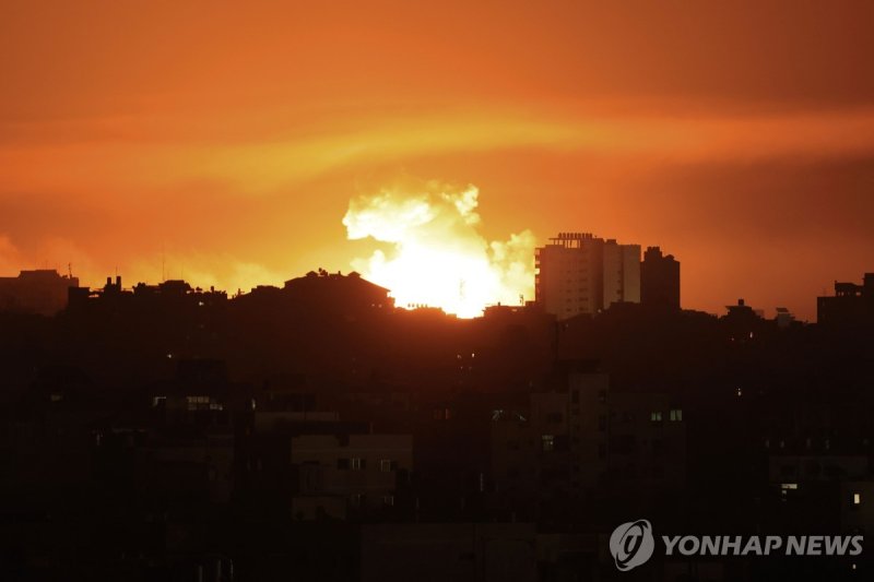 불길과 연기 치솟는 가자시티 Fire and smoke rise above buildings in Gaza City during an Israeli air strike, on October 13, 2023, as raging battles between Israel and the Hamas movement continue for the sixth consecutive day. The United Nations was informed that Israel had ordered 1.1 million residents of norther