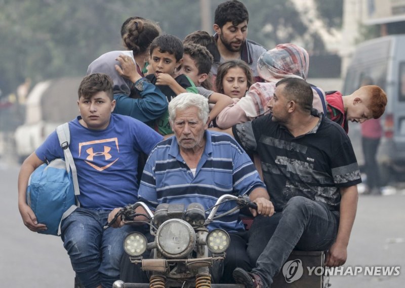 '무력 충돌' 가자지구 떠나는 팔레스타인 주민들 '무력 충돌' 가자지구 떠나는 팔레스타인 주민들 (가자지구 EPA=연합뉴스) 팔레스타인 가자지구 주민들이 8일(현지시간) 이스라엘군과 팔레스타인 무장정파 하마스의 무력 충돌에 피란을 떠나고 있다. 유엔 인도주의업무조정국(OCHA)은 이날까지 팔레스타인인 12만3천538명이 가자지구에서 대피했다고 밝혔다. 2023.10.09 clynnkim@yna.co.kr (끝)