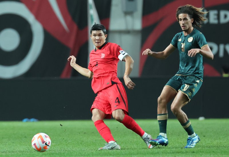 김민재가 13일 오후 서울 마포구 상암동 서울월드컵경기장에서 열린 축구 국가대표 평가전 대한민국과 튀니지의 경기에서 패스하고 있다. 2023.10.13/뉴스1 ⓒ News1 김도우 기자