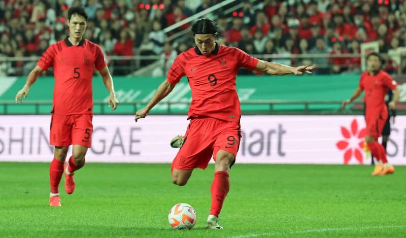 조규성이 13일 오후 서울 마포구 상암동 서울월드컵경기장에서 열린 축구 국가대표 평가전 대한민국과 튀니지의 경기에서 슛을 하고 있다. 2023.10.13/뉴스1 ⓒ News1 김도우 기자