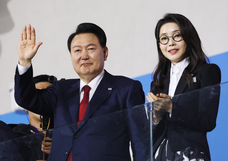 김건희 팬카페 '건사랑'도 尹부부 사진 내렸다…"두 사람 버리는 것 아니다”