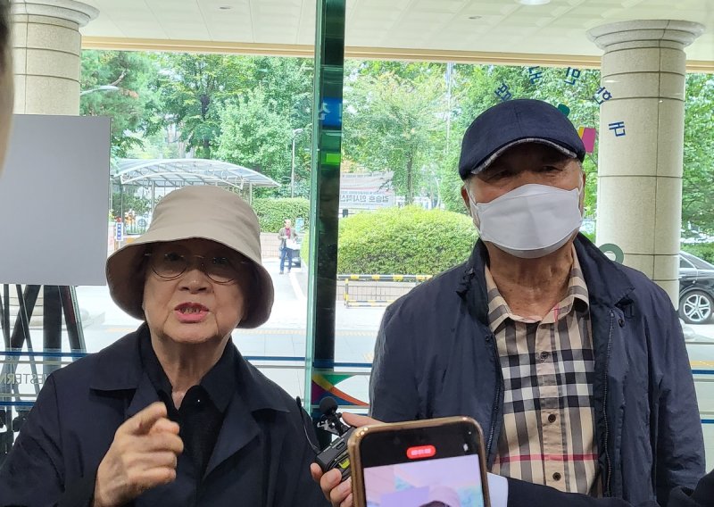 박수홍 어머니 지씨(왼쪽)와 아버지 박씨. 연합뉴스