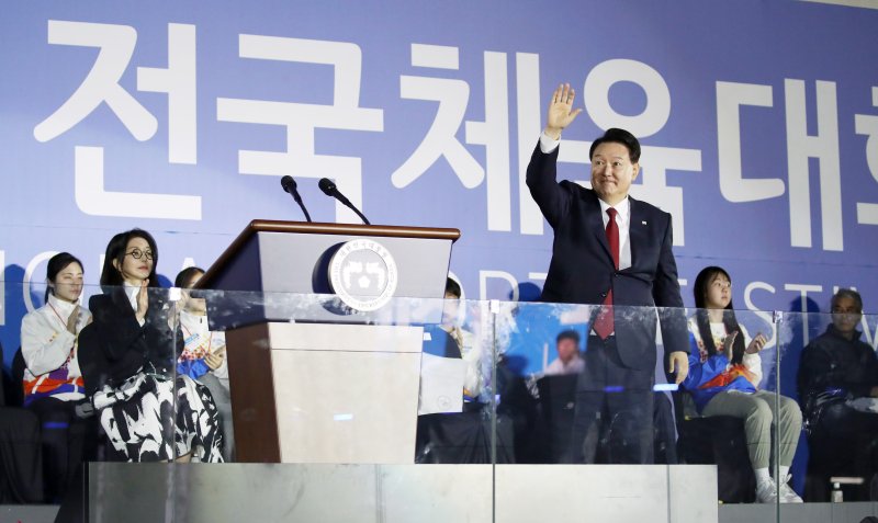 [목포=뉴시스] 전신 기자 = 윤석열 대통령이 13일 전남 목포종합경기장에서 열린 제104회 전국체육대회 개회식에서 인사하고 있다. 2023.10.13. photo1006@newsis.com