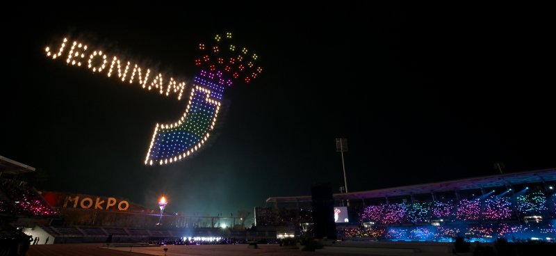 [목포=뉴시스] 이영주 기자 = 13일 오후 전남 목포시 목포종합경기장에서 제104회 전국체전·제43회 전국장애인체전 개회를 축하하는 드론쇼가 진행되고 있다. 2023.10.13. leeyj2578@newsis.com