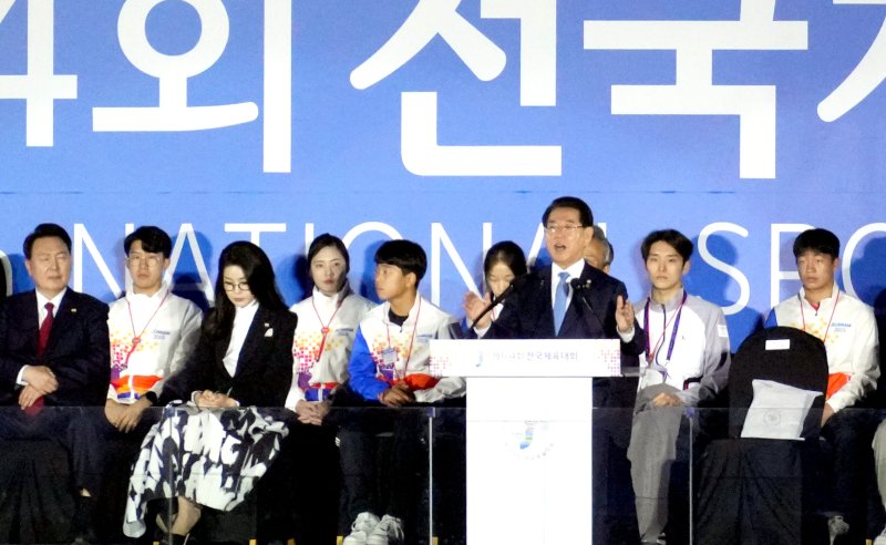 [목포=뉴시스] 이창우 기자=김영록 전남도지사가 13일 오후 목포종합경기장에서 열린 '제104회 전국체육대회' 개회식에서 환영사를 하고 있다. (사진=전남도 제공) 2023.10.13. photo@newsis.com *재판매 및 DB 금지