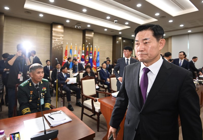 [서울=뉴시스] 국회사진기자단 = 신원식 국방부 장관이 10일 오전 서울 용산구 국방부에서 열린 국회 국방위원회 국정감사장을 떠나고 있다.이날 야당인 더불어민주당 의원들이 신원식 국방부 장관 임명 철회를 주장하는 피켓을 좌석마다 붙인데 대해 국민의힘이 국감장 출입을 거부해 회의는 시작조차 되지 못했다. 2023.10.10. photo@newsis.com